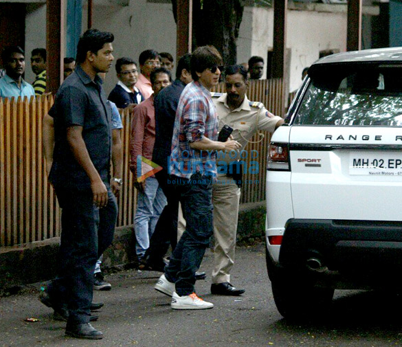 shah rukh khan snapped at filmcity 2