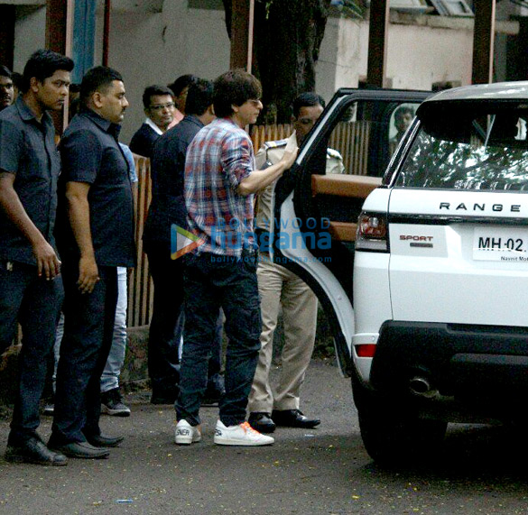 shah rukh khan snapped at filmcity 3