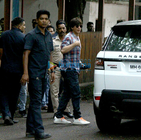 shah rukh khan snapped at filmcity 5