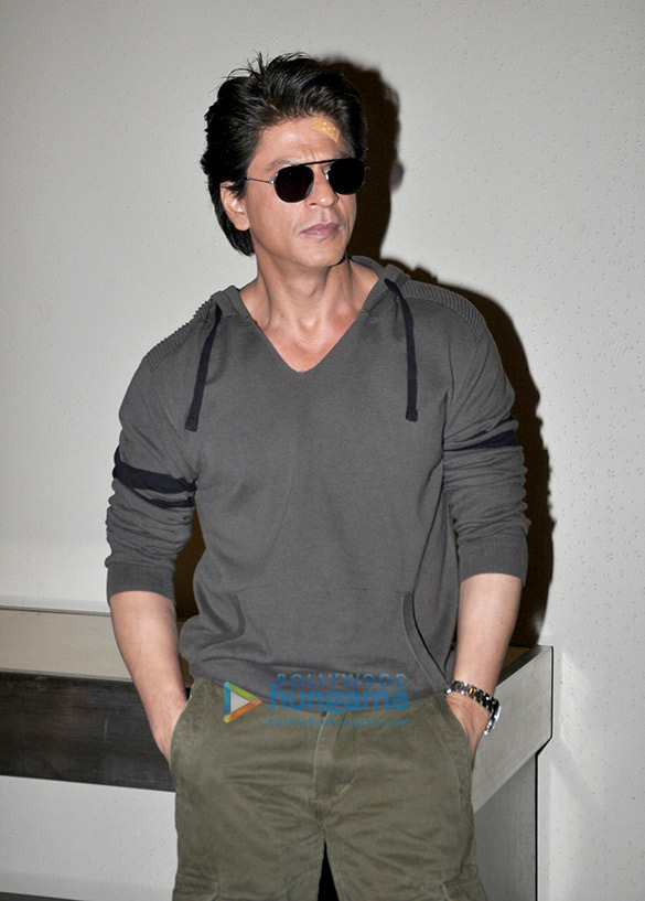 shah rukh khan snapped promoting at jab harry met sejal 2
