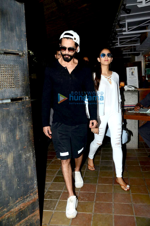 shahid kapoor and wife mira snapped post lunch date at out of the blue restaurant in bandra 4