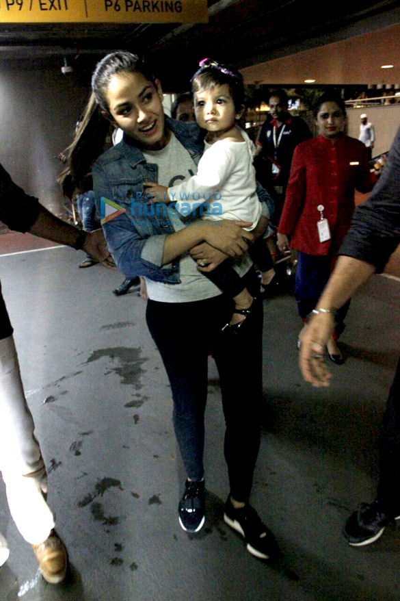 shahid kapoor drops in to pick up wife mira rajput and baby misha at mumbais t2 airport 1