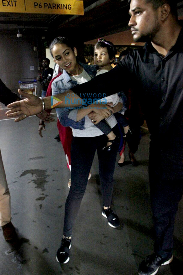 shahid kapoor drops in to pick up wife mira rajput and baby misha at mumbais t2 airport 5