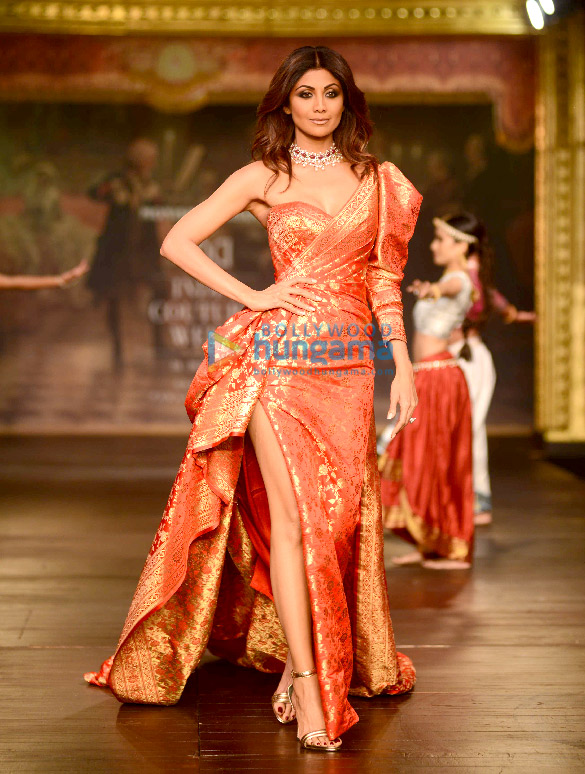 shilpa shetty walks for monisha jaisingh at couture week 2