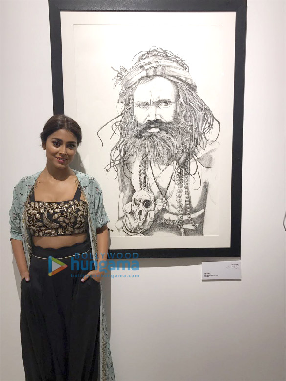 shriya saran attends dr bharath thakurs solo art exhibition 6