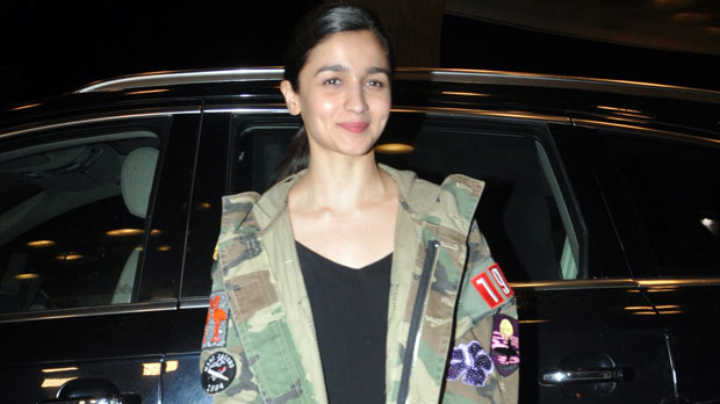 Super Cute Alia Bhatt SPOTTED At The Airport Leaving For IIFA New York 2017 Super Cute Alia Bhatt SPOTTED At The Airport Leaving For IIFA New York 2017