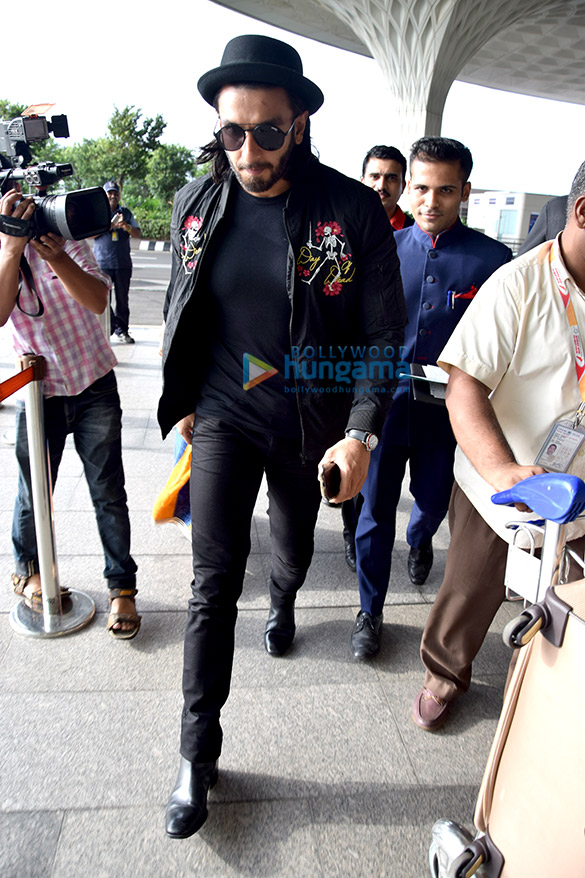 superstar ranveer singh snapped at international airport 2