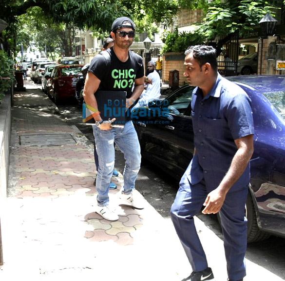 sushant singh rajput snapped while entering a meeting in bandra 4