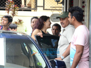 The sensational Jacqueline Fernandez snapped post her rehearsals in Bandra