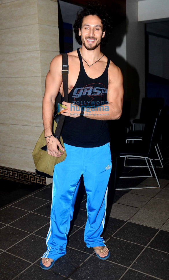 tiger shroff snapped in bandra 2 2