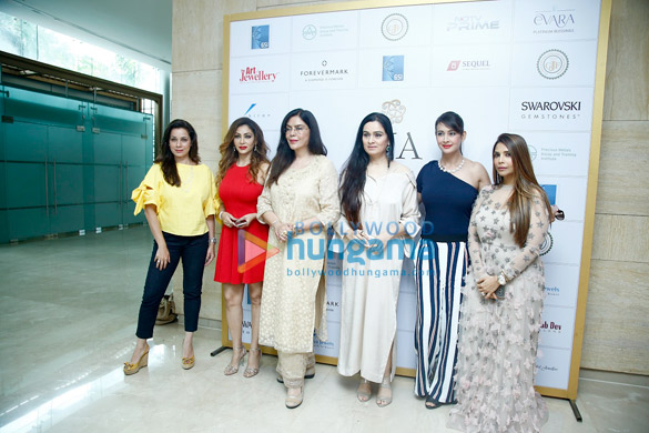 yesteryear divas zeenat aman padmini kolhapure and other celebs grace the jury round of nja awards 2017 2