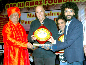 Bappi Lahiri, Prem Chopra, Himani Shivpuri, Swami ji grace the '7th Maharashtra Ratna Award'