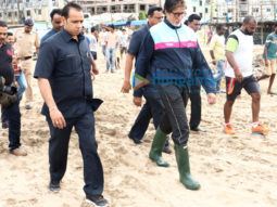 Amitabh Bachchan cleans Versova Beach; supports cleanliness drive