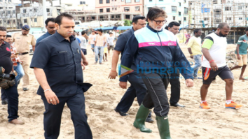 Amitabh Bachchan cleans Versova Beach; supports cleanliness drive