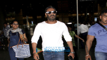 Ajay Devgn, Esha Gupta, Emraan Hashmi and Ileana D'Cruz snapped at the Mumbai airport