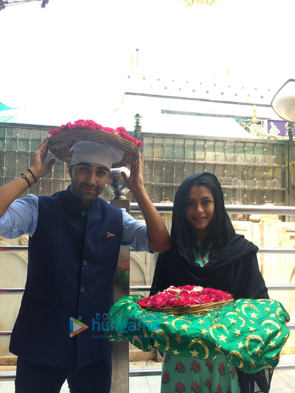 aadar jain and anya singh visit ajmer sharif dargah 3