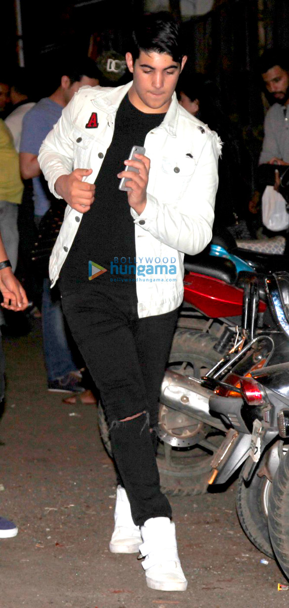 aarav kumar snapped with friends in khar 1