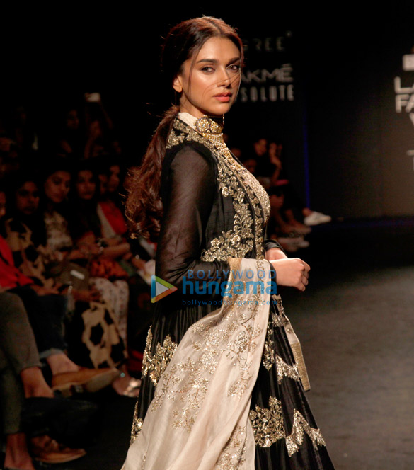 aditi rao hydari walks for jayanti reddy at lakme fashion week 2017 4