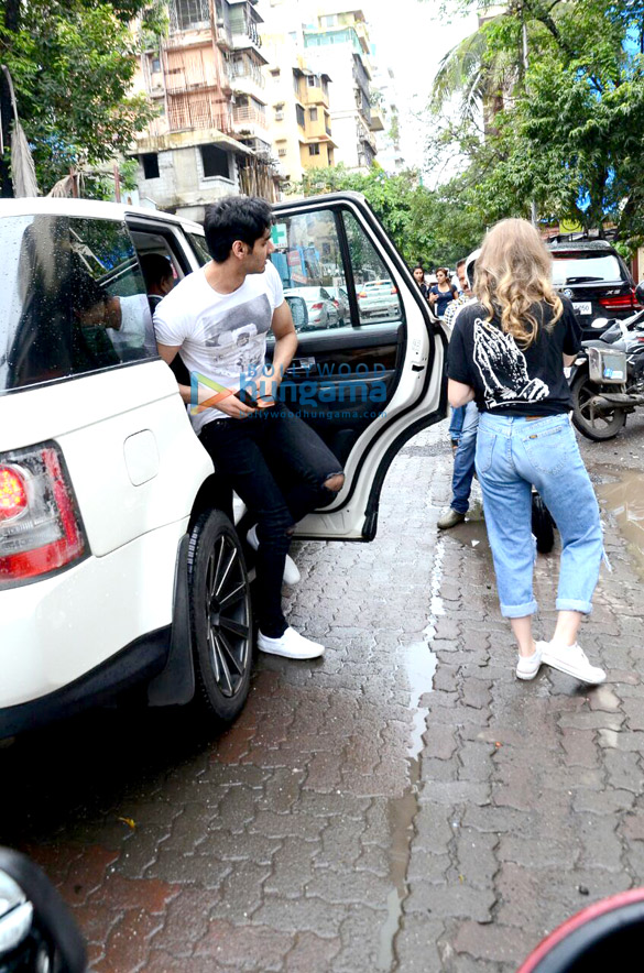 ahan shetty snapped with friends in bandra 2