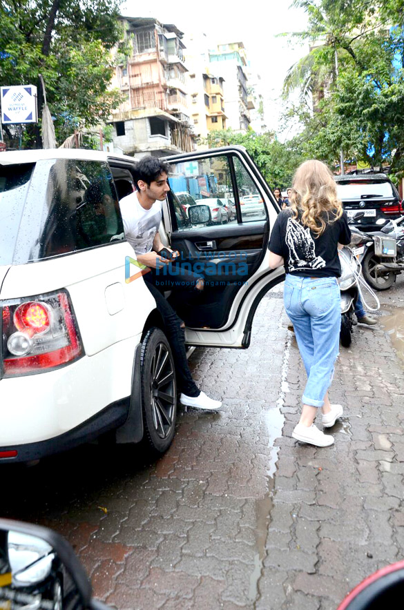 ahan shetty snapped with friends in bandra 3
