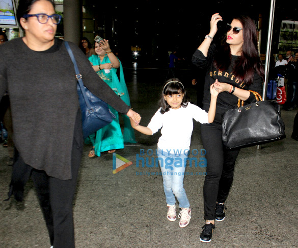 aishwarya rai bachchan and aaradhya bachchan snapped at the airport 1