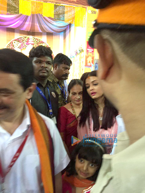 aishwarya and sachin tendulkar family visits the gsb ganesha 6