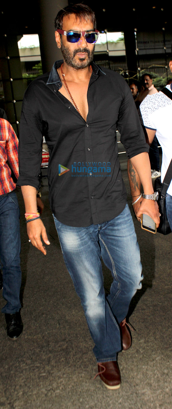 ajay devgn snapped at the airport 4 2