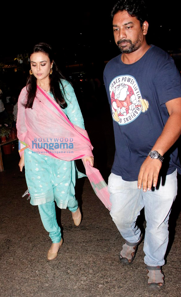 akshay kumar sushant singh rajput and preity zinta snapped at the airport 6