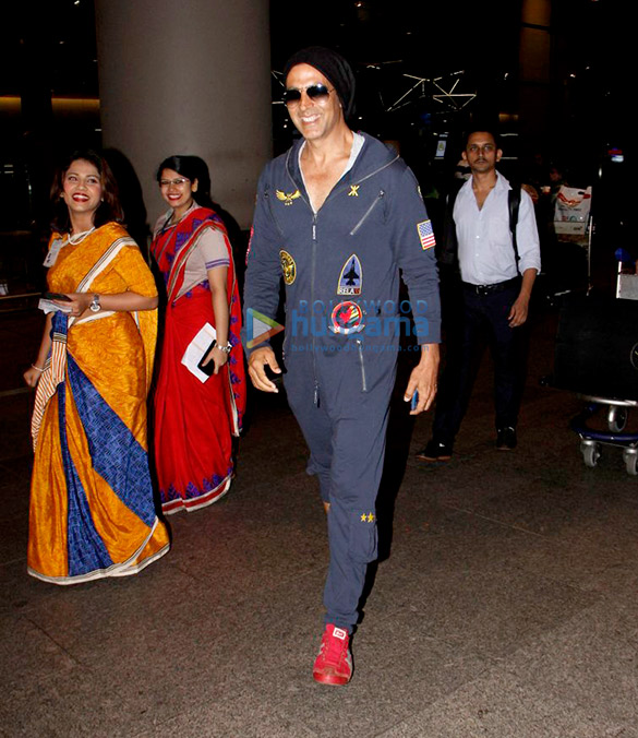 akshay kumar and kajal aggarwal snapped at the airport 3