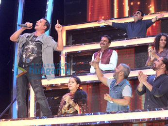 Akshay Kumar promotes 'Toilet – Ek Prem Katha' on Amul Sa Re Ga Ma Pa Li'l Champs