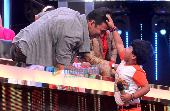 akshay kumar promotes toilet ek prem katha on amul sa re ga ma pa lil champs 6