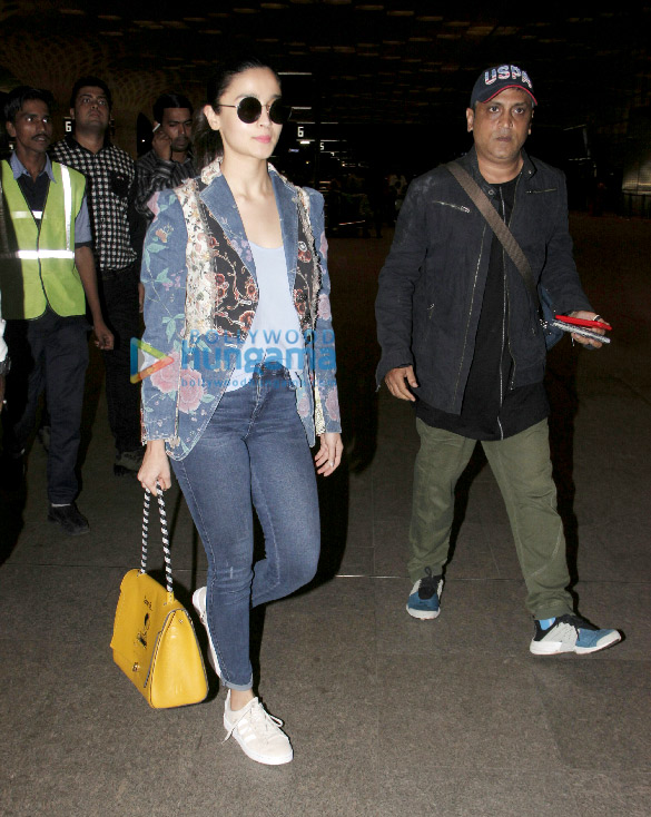 alia bhatt snapped at the airport 2