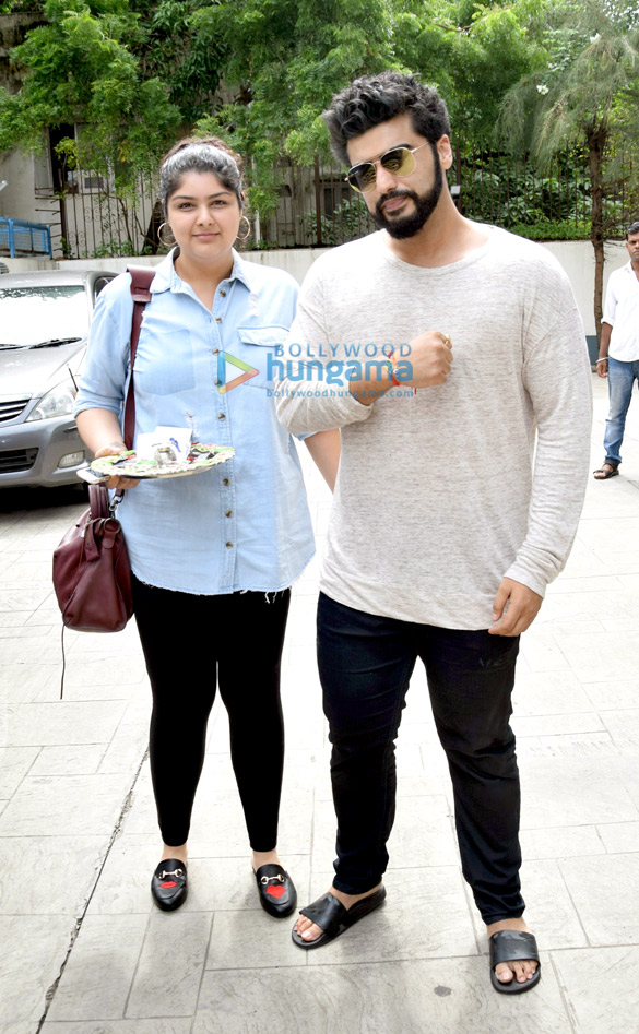 arjun kapoor anshula kapoor snapped post rakshabandhan celebrations at sanjay kapoors house 4