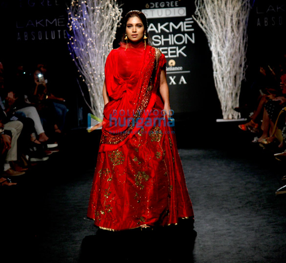 bhumi pednekar walks for rucera at lakme fashion week 2017 3
