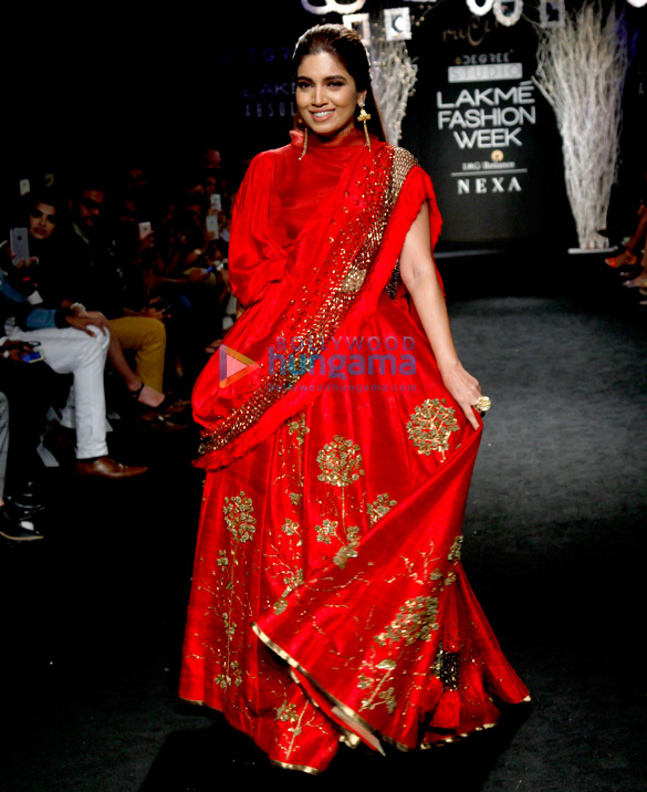 bhumi pednekar walks for rucera at lakme fashion week 2017 4
