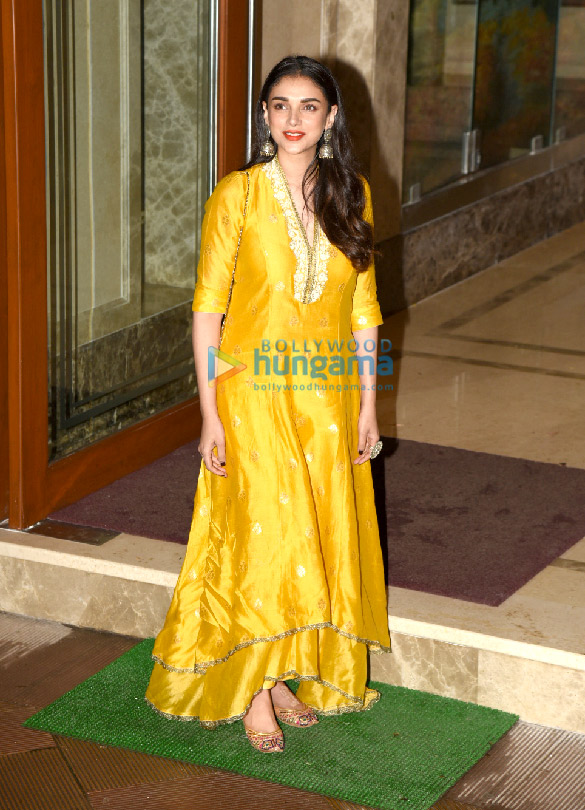 bollywood celebs visit sanjay dutts residence 3
