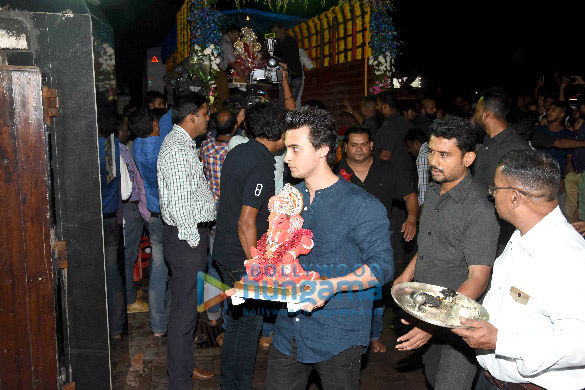 bollywood stars at salman khans ganesh visarjan 1