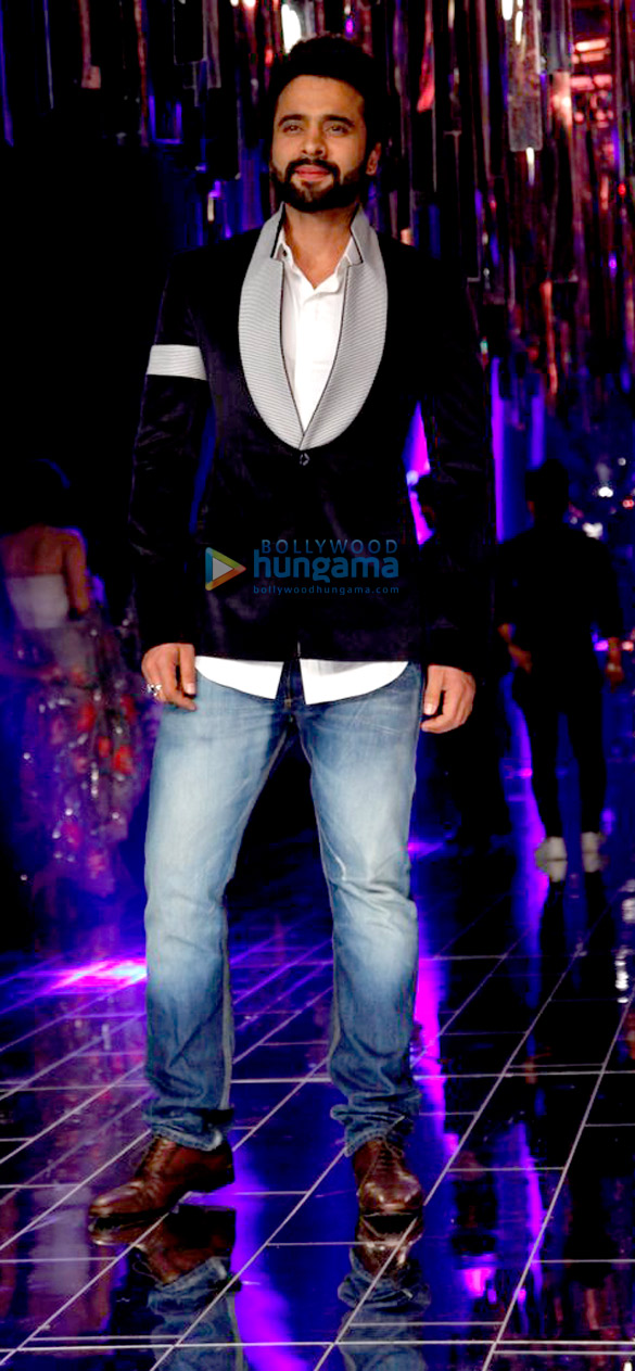 celebs grace manish malhotras show for lfw 2017 13