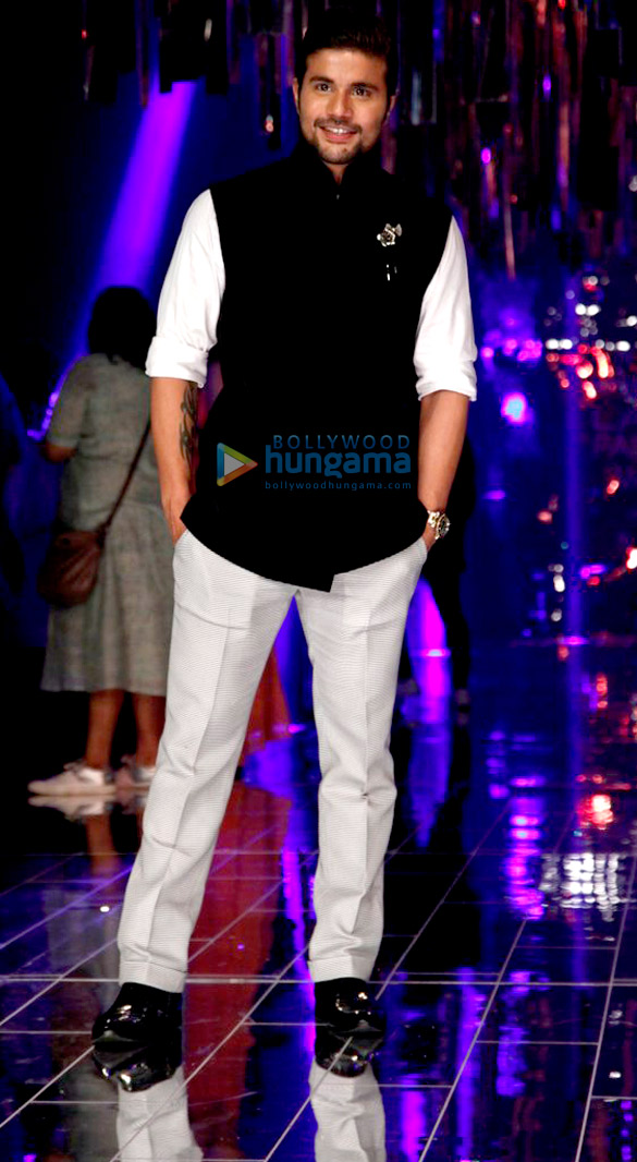 celebs grace manish malhotras show for lfw 2017 18