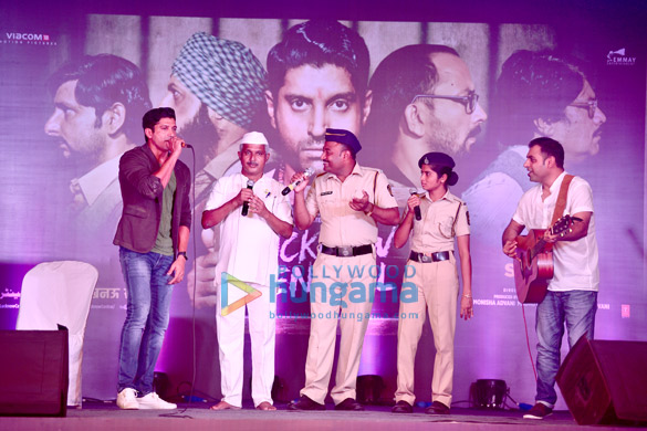 farhan akhtar and lucknow centrals band performed at yerwada jail for a special event 1