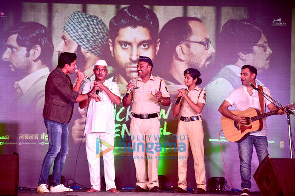 farhan akhtar and lucknow centrals band performed at yerwada jail for a special event 3