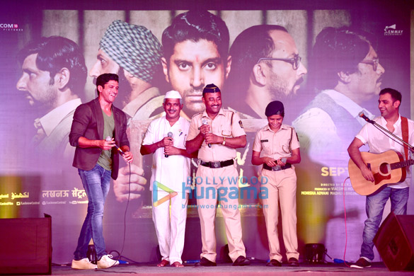 farhan akhtar and lucknow centrals band performed at yerwada jail for a special event 4