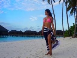 HOT! Shenaz Treasury spotted posing sexily on a cloudy day at Maldives