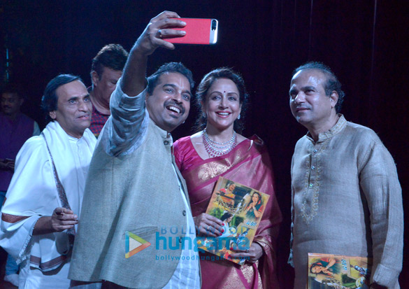 hema malini shankar mahadevan and anu malik launch the gopala ko samarpan devotional album 5