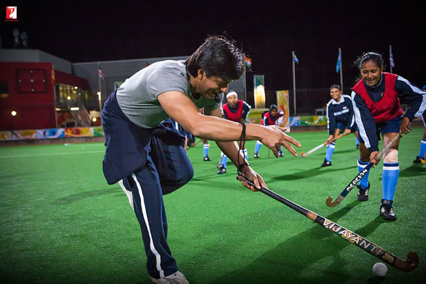 Here-are-some-BTS-moments-of-Shah-Rukh-Khan-and-the-hockey-team-that-will-make-you-re-watch-the-film!-(1)