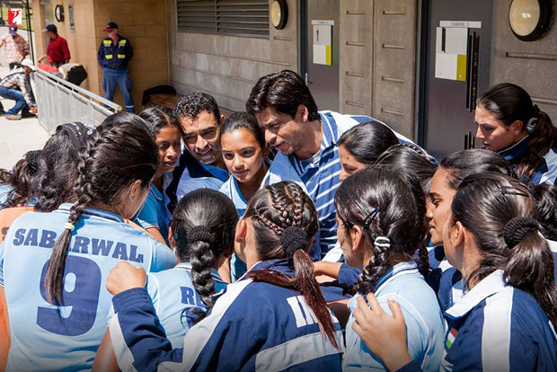 Here-are-some-BTS-moments-of-Shah-Rukh-Khan-and-the-hockey-team-that-will-make-you-re-watch-the-film!-(8)
