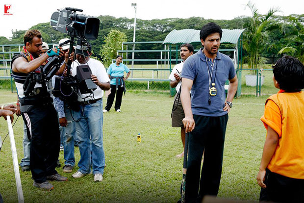 Here-are-some-BTS-moments-of-Shah-Rukh-Khan-and-the-hockey-team-that-will-make-you-re-watch-the-film!-(9)