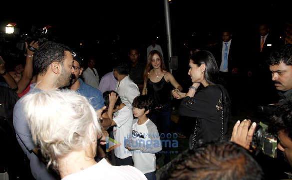 hrithik sussanne snapped with friends post dinner 6