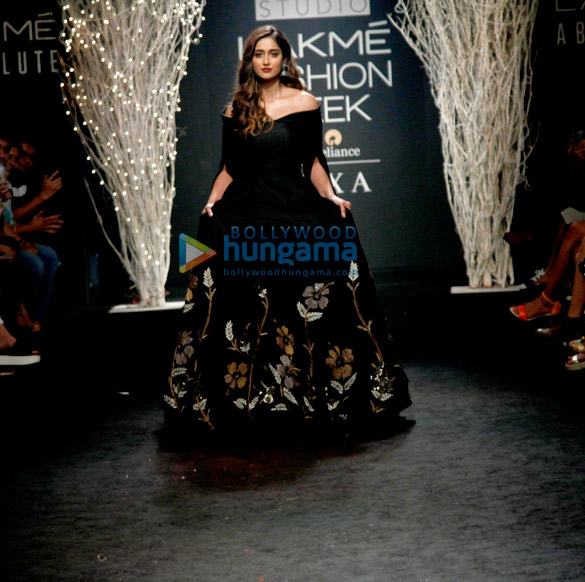 ileana dcruz walks for de belle at lakme fashion week 2017 3