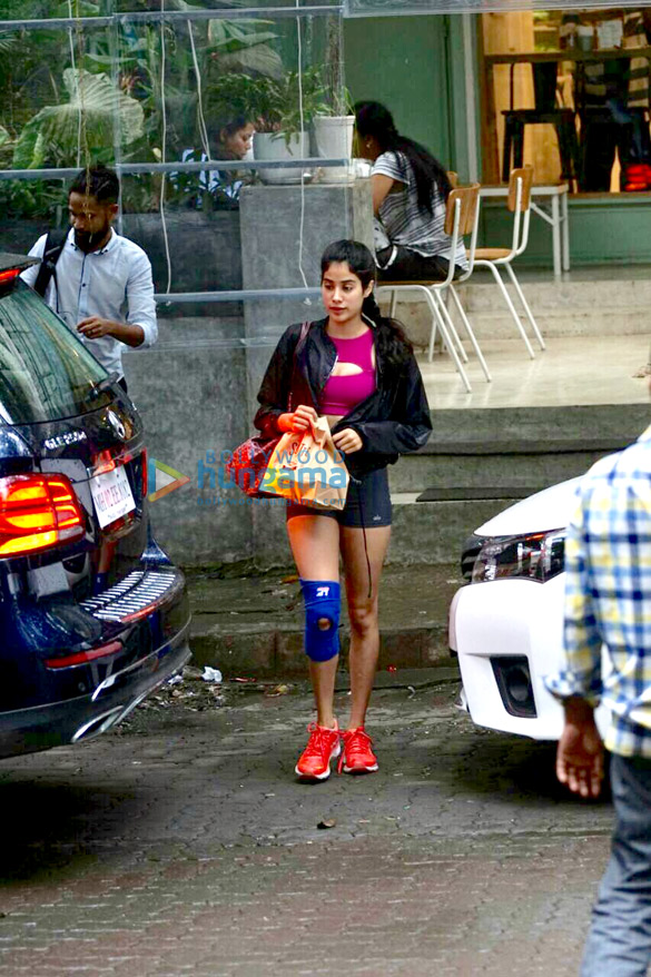 jhanvi kapoor snapped at the kitchen garden 1 2